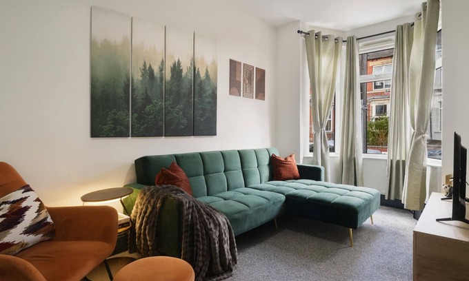Sheffield House | Cozy Sheffield Retreat | 3BR, 2BA, Parking+WiFi | Contractors & Family Friendly