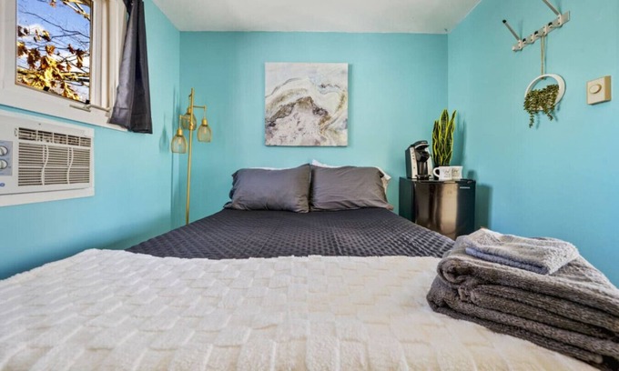 Old Orchard Beach Apartment | Cozy Single Bed Room w Pool & Parking
