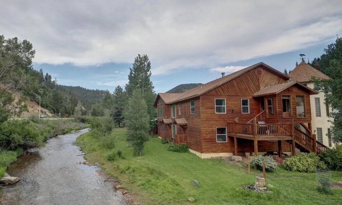 Red River House | Cozy & Spacious 6 Bedroom house with a GAMEROOM