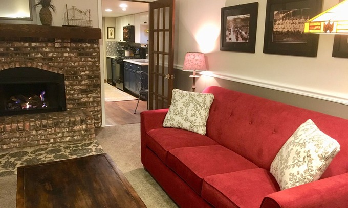 Bartlett House | Cozy & Spacious Guest Suite in Beautiful, Quiet Neighborhood