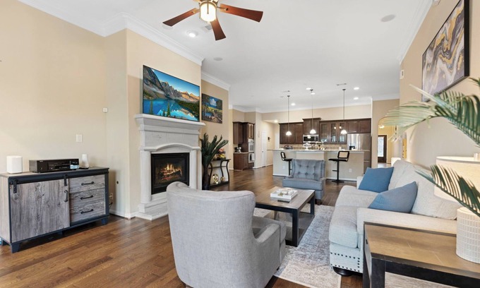 Pearland House | Cozy - Spacious - Home Office - Game room - Home theatre - Ever green turf - 4Br