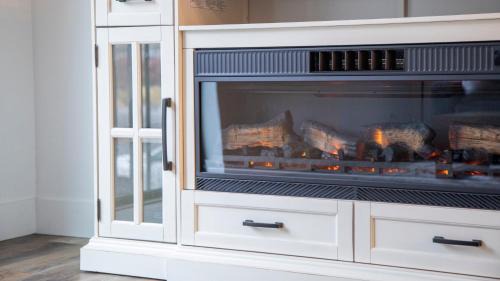 Juneau Apartment | Cozy Spacious Retreat with Fireplace 205