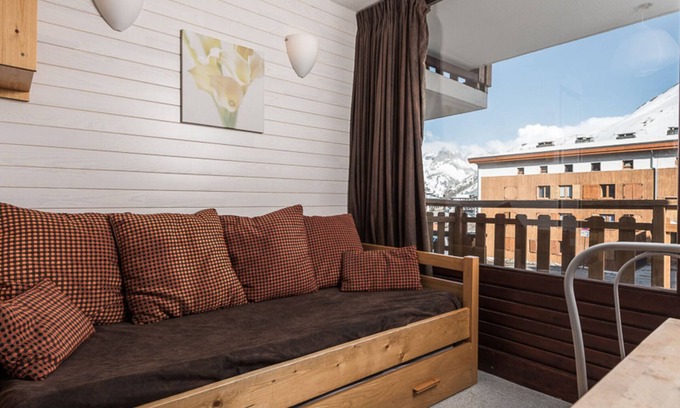 Les Almes Apartment | Cozy Studio Cabin · Near Slopes & Shops · Balcony · Sleeps 4