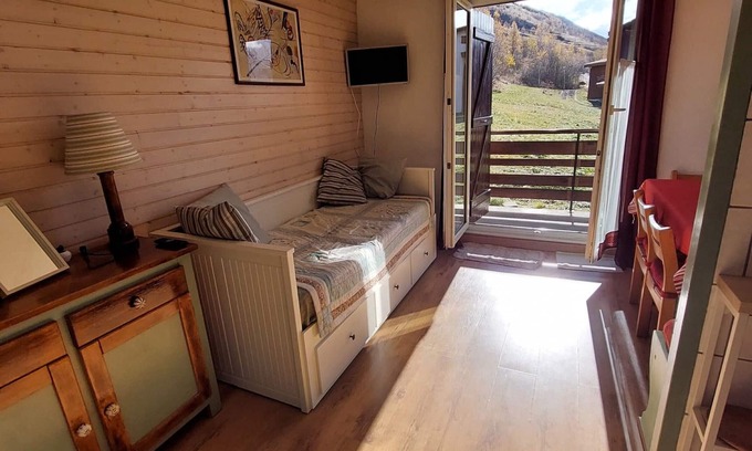 Mont-de-Lans Apartment | Cozy Studio for 4 at Les Deux Alpes - Ski-In/Ski-Out, 24m², Balcony, Village 1800