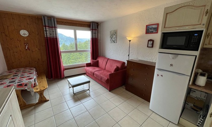 Laveissiere Apartment | Cozy Studio for 4 in Central Location - Near Ice Rink & Slopes, Pet-Friendly, WiFi