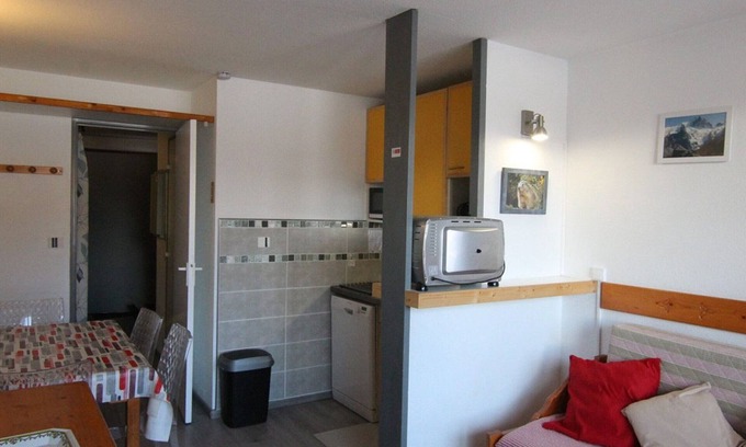 Bergers Apartment | Cozy Studio for 5 with Mountain Views, Close to Ski Slopes and Shops - Pet-Friendly, Balcony, Ski Storage