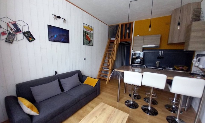 Laveissiere Apartment | Cozy Studio, Ideal for 4, Renovated, Ski-in/Ski-out, WiFi, Pet-Friendly, Non-Smoking