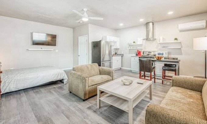 Raisin House | Cozy Studio in Fresno – Convenient & Comfy Stay