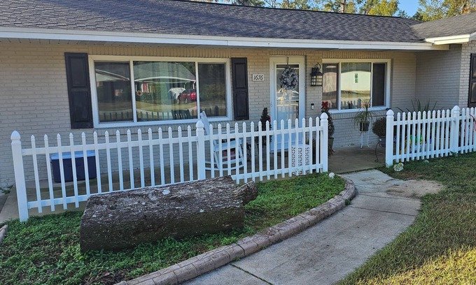 West De Land House | Cozy studio in nice DeLand with AC, WiFi