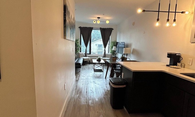 Elizabeth Apartment | Cozy Studio Near Airport 3916
