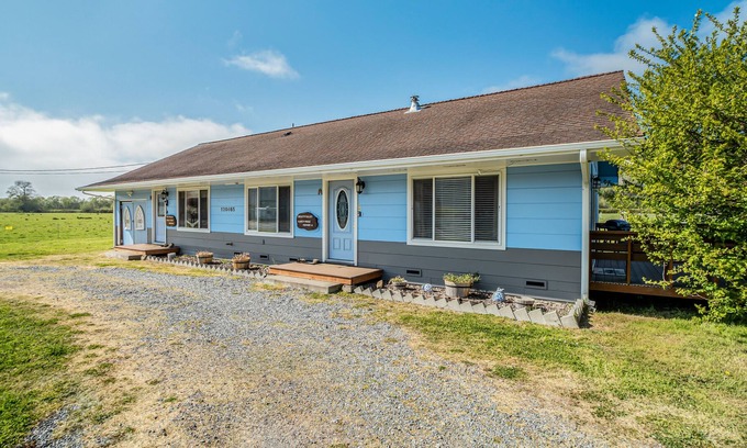 Orick Apartment | Cozy Studio on a Pasture Near Town & Parks w/ Full Kitchen & Free WiFi