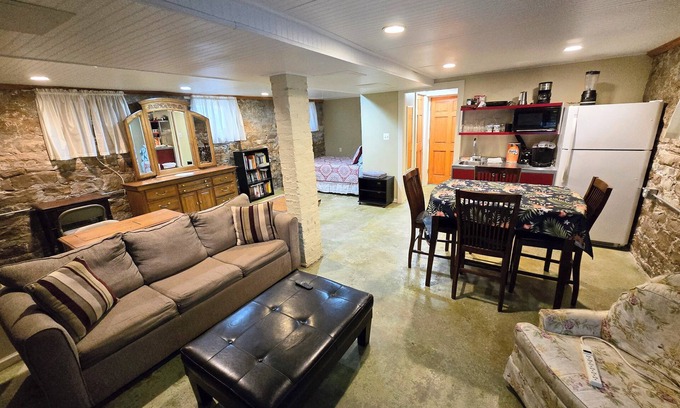 Upper East Side Apartment | Cozy studio on the Fashionable East Side of Milwaukee