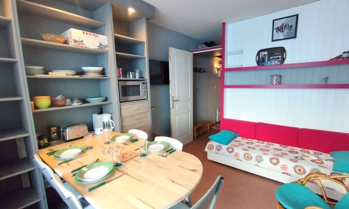 Piau Engaly Apartment | Cozy Studio Sleeps 4 with Balcony, Ski Locker, and Elevator in Piau-Engaly