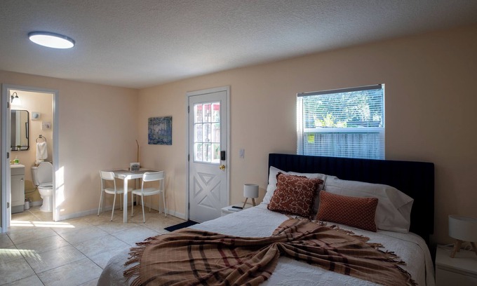 Southside Apartment | Cozy Studio with private entrance