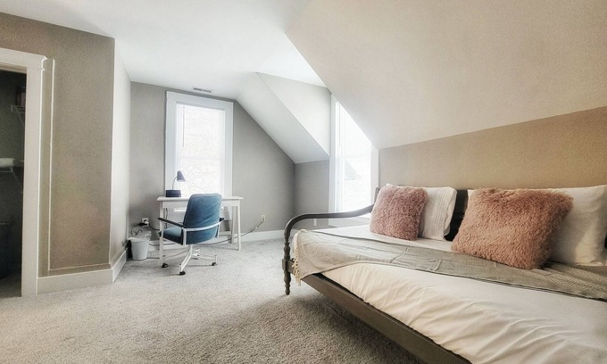 Des Moines House | Cozy & Stylish Single Family Home in Down Town DSM