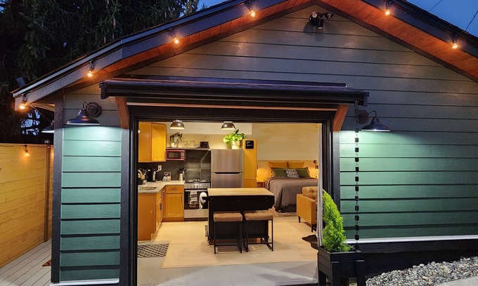 Eastside Apartment | Cozy stylish studio with WiFi in Tacoma.n