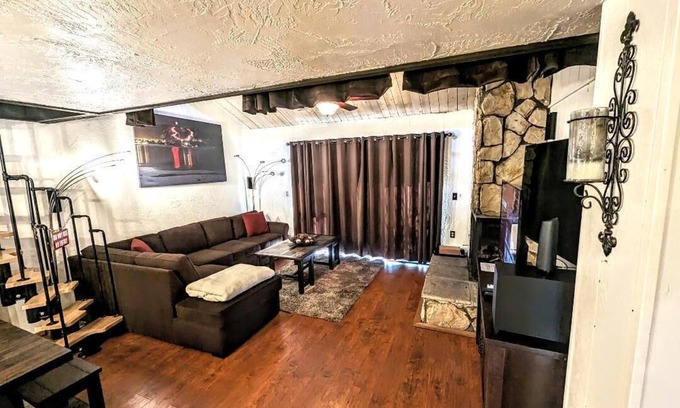 Big Bear Lake House | Cozy & Stylish Townhouse with Spa | Walk to Snow Summit Ski Resort
