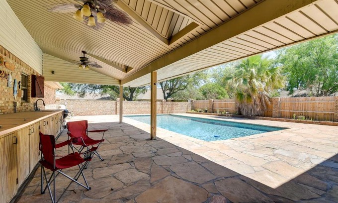 Texas City Apartment | Cozy Texas City Guest House - 5 Mi to Beach!