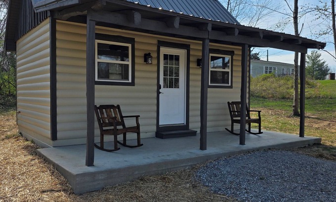 Goreville Cabin | Cozy Tiny Cabin near Ferne Clyffe and Lake of Egypt with Wi-Fi