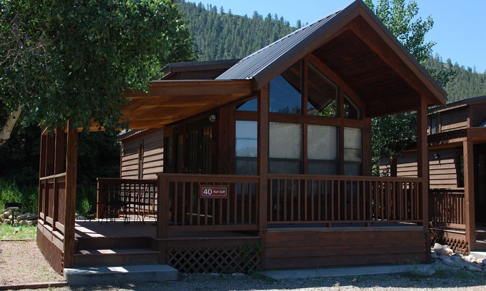 Almont Cabin | Cozy "Tiny Home" style Cabin Perfect for Couples and Families