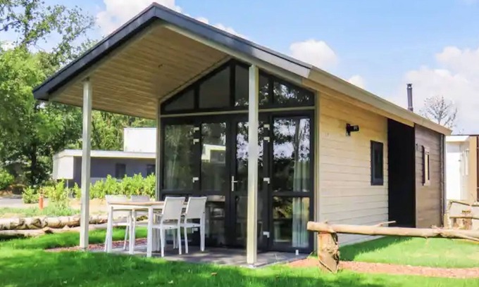 Susteren Ski Chalet | Cozy tiny house, fireplace, Maastricht at 30km