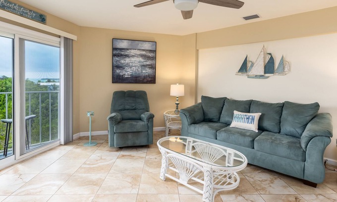 Monroe County Condo | Cozy Top Floor Condo close to Diving, Snorkeling & Fishing charters! Sleeps 6