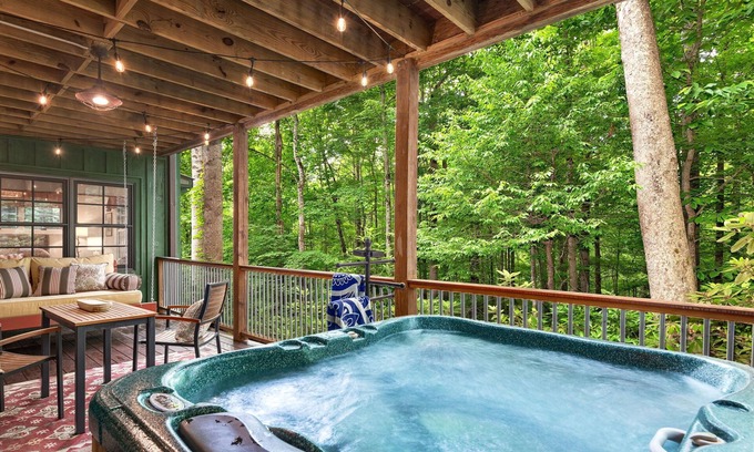 Maggie Valley Cabin | Cozy Treehouse-view Cabin in the Heart of Maggie Valley, close dining & shopping