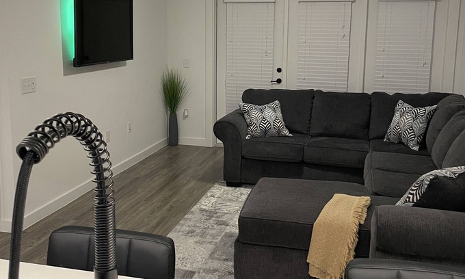 West Dallas Apartment | Cozy trinity groves apt with downtown view