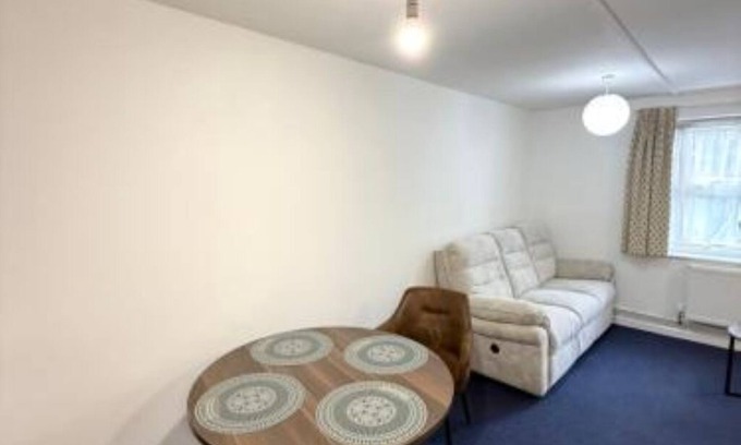 Leeds Apartment | Cozy Triple Room with Modern Shower