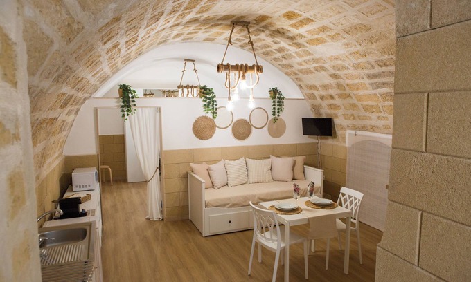 Adelfia House | Cozy two-room period apartment located in the historic center of Adelfia.