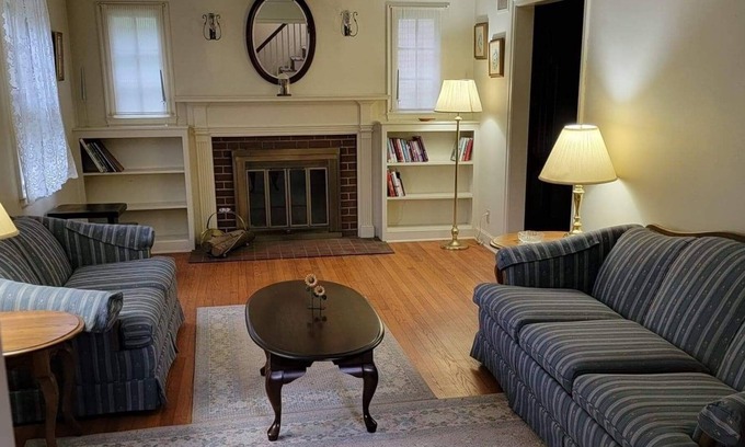 Torrington House | Cozy typical New England house with parking