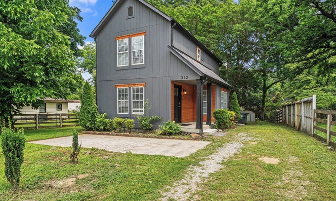Paw Creek House | Cozy Urban Getaway - 3BR 1.5BA - 7 Mins to Downtown CLT
