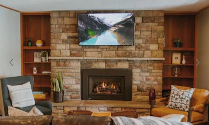 Webster Cabin | Cozy Vacation Cottage on the Lake with Hot Tub!