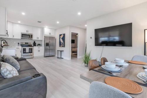 Lake Ridge House | Cozy Victoria Park Retreat Unit 3 - Las Olas Beach