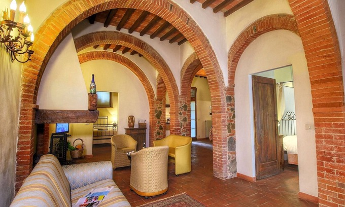 Sinalunga Villa | Cozy Villa for Six Guests
