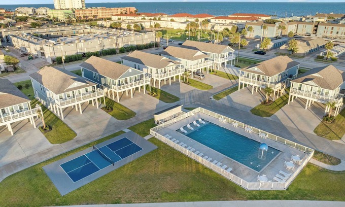 Galveston House | Cozy Villa: Walk to Beach!