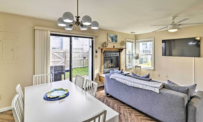 Virginia Beach House | Cozy Virginia Beach Townhome ~ 6 Mi to Beach!