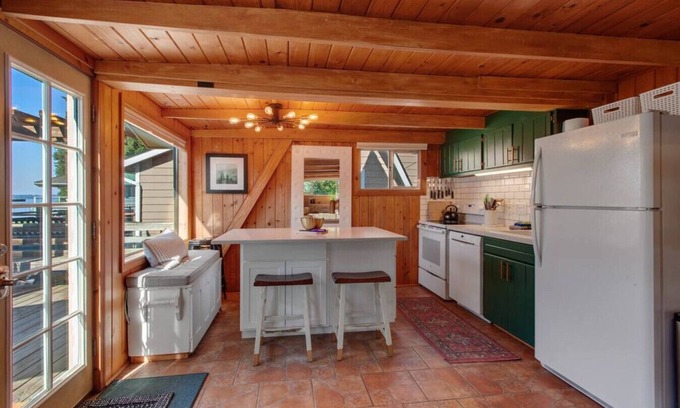 Coeur d'Alene Cabin | Cozy Waterfront Cabin in Kidd Island Bay