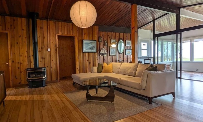 Leamington Cottage | Cozy Waterfront Cottage – Fishing, Firepit, Wineries, Birdwatching & Views