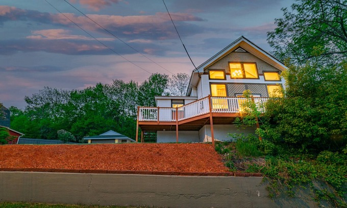 Berlin House | Cozy White Mountain/ JerichoMountain Retreat/3Bdrm/Spacious