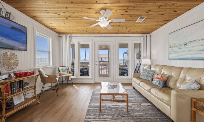 Southpointe House | Cozy Winter Beach Cottage w/Private Beach Access