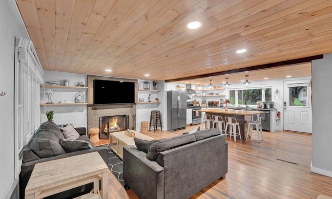 Lake Harmony House | Cozy Woodland Escape-Hot Tub, Sauna, Walk to Lake!