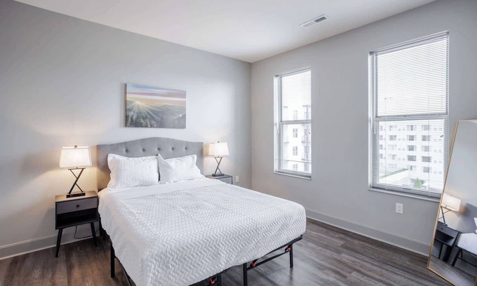 Central Business District Apartment | CozySuites at Current the Banks gym, pool 01