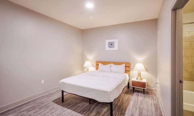 Central Business District Apartment | CozySuites at the Banks gym, pool 06