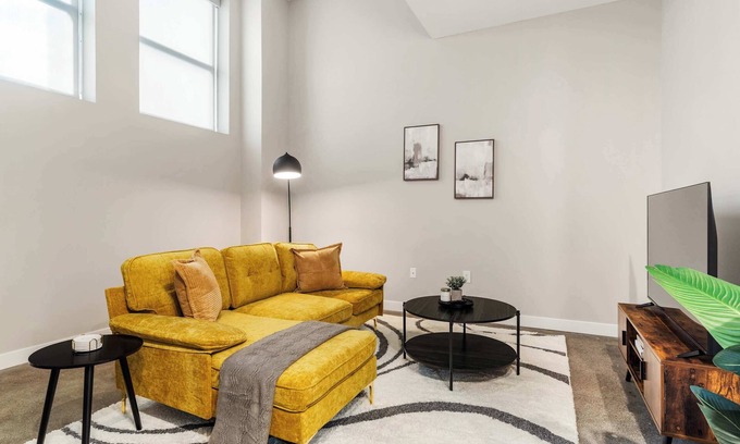Downtown Cincinnati Apartment | CozySuites Modern 1BR | OTR District #01