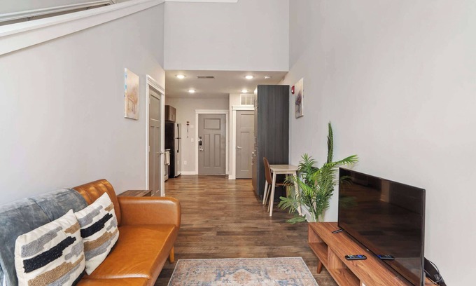 Mile Square Apartment | CozySuites - Penrose On Mass with pool & parking #1