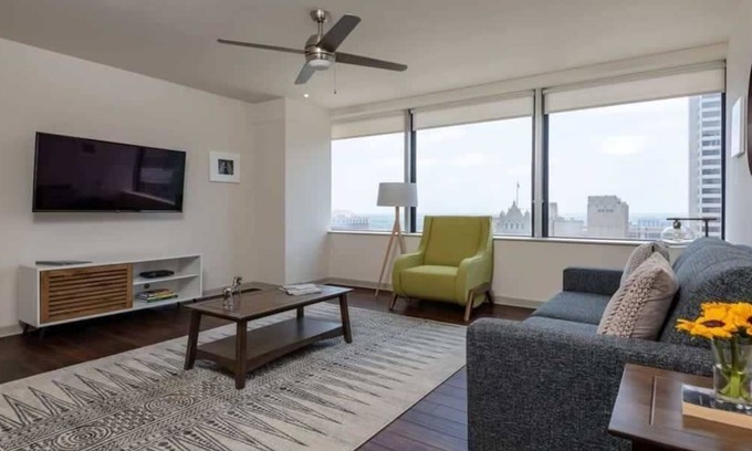 Downtown Dallas Apartment | CozySuites TWO Stunning Condo with SKY POOL