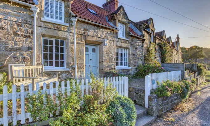 Sandsend Cottage | CRAB COTTAGE, pet friendly, character holiday cottage in Sandsend