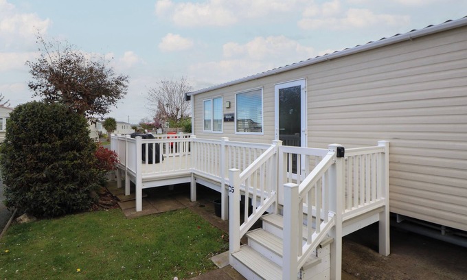 Gwespyr Cottage | CRAFNANT 5 (C5), family friendly, with a garden in Gwespyr