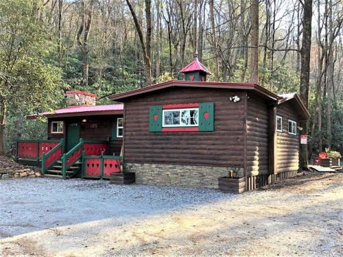 Helen House | Creekfront Cabin Amazing for Families in Helen, Georgia